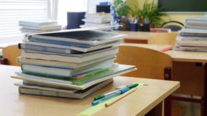 Betelt a pohár a 2023_24-es tanévben_ ezek a szülők már nem kérnek az ingyenes tankkönyvekből - Pénzcentrum